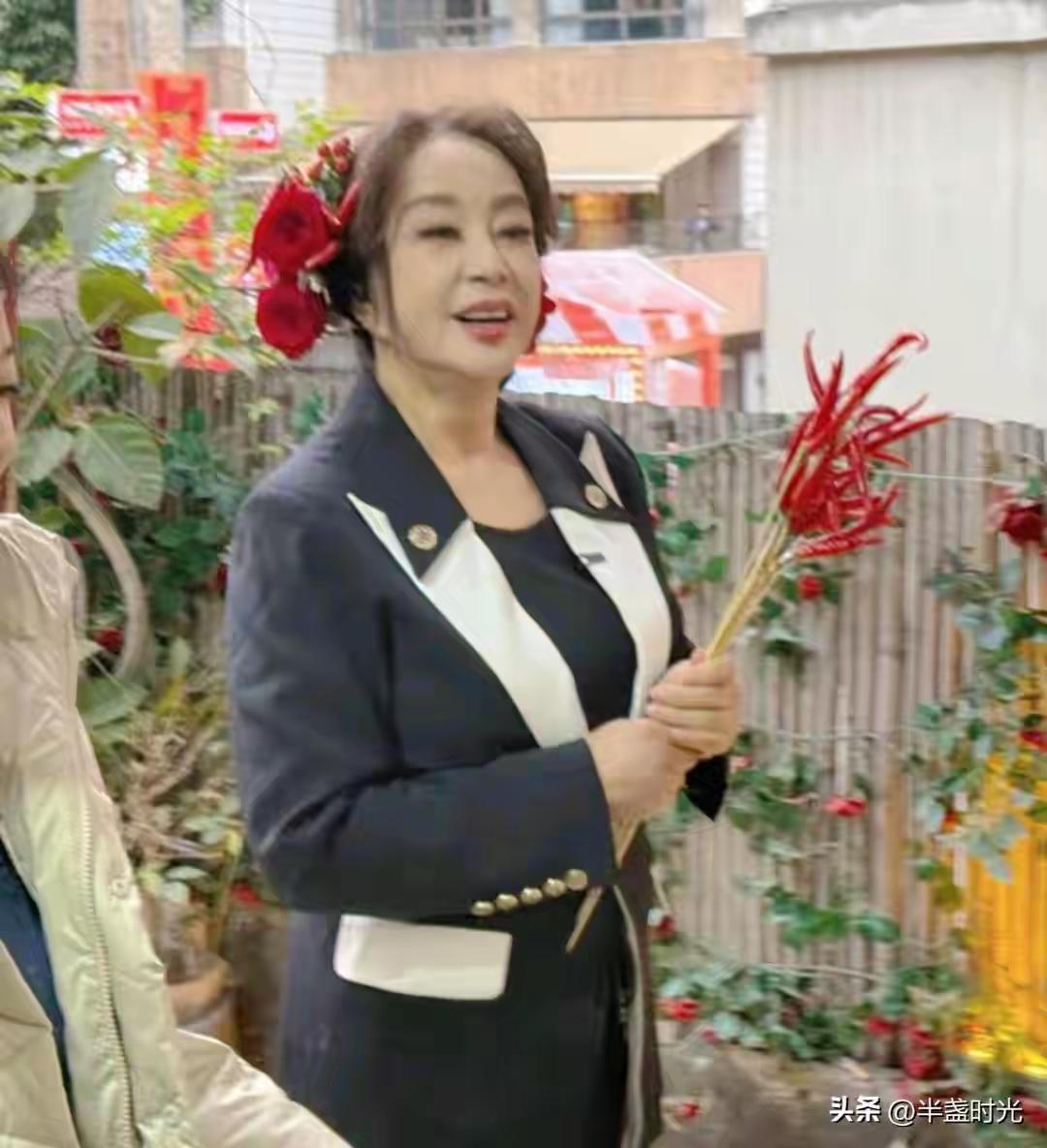 76岁的刘晓庆手拿辣椒，拿出了花儿的感觉。岁月不败美人，她年纪虽大却依然带着一点