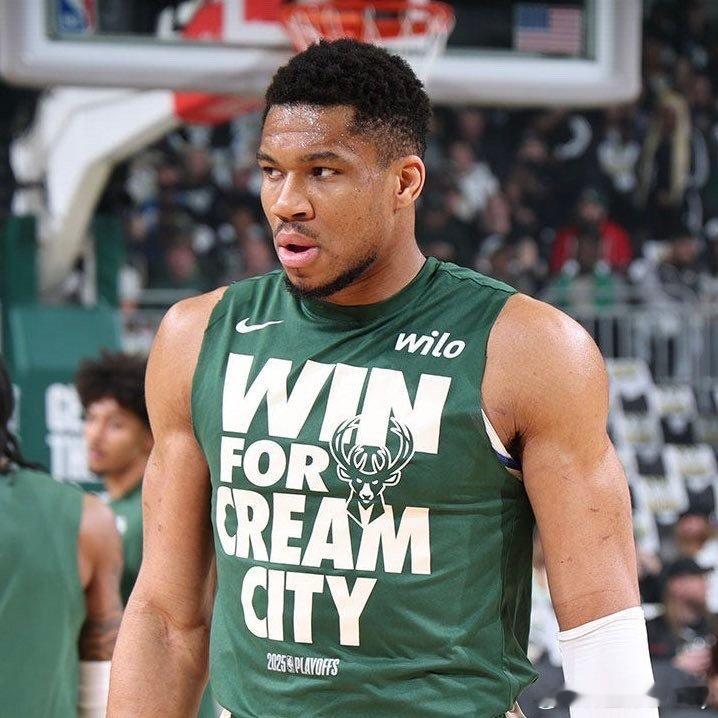 ZachLowe：老鹰、勇士、湖人、热火、尼克斯都在保留他们的交易筹码，以防扬尼