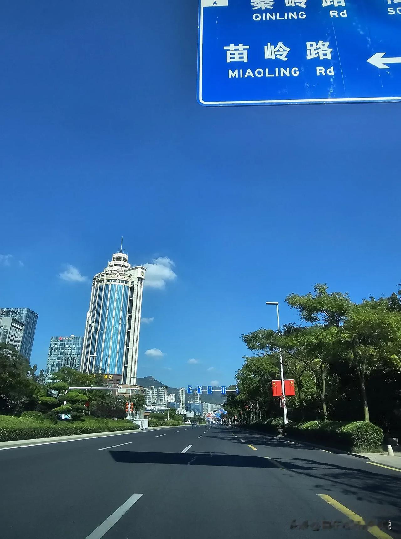 带上刚炖好的老母鸡海参大补汤，配送途中顺便看看路上的风景。没想到路上这么干净，车