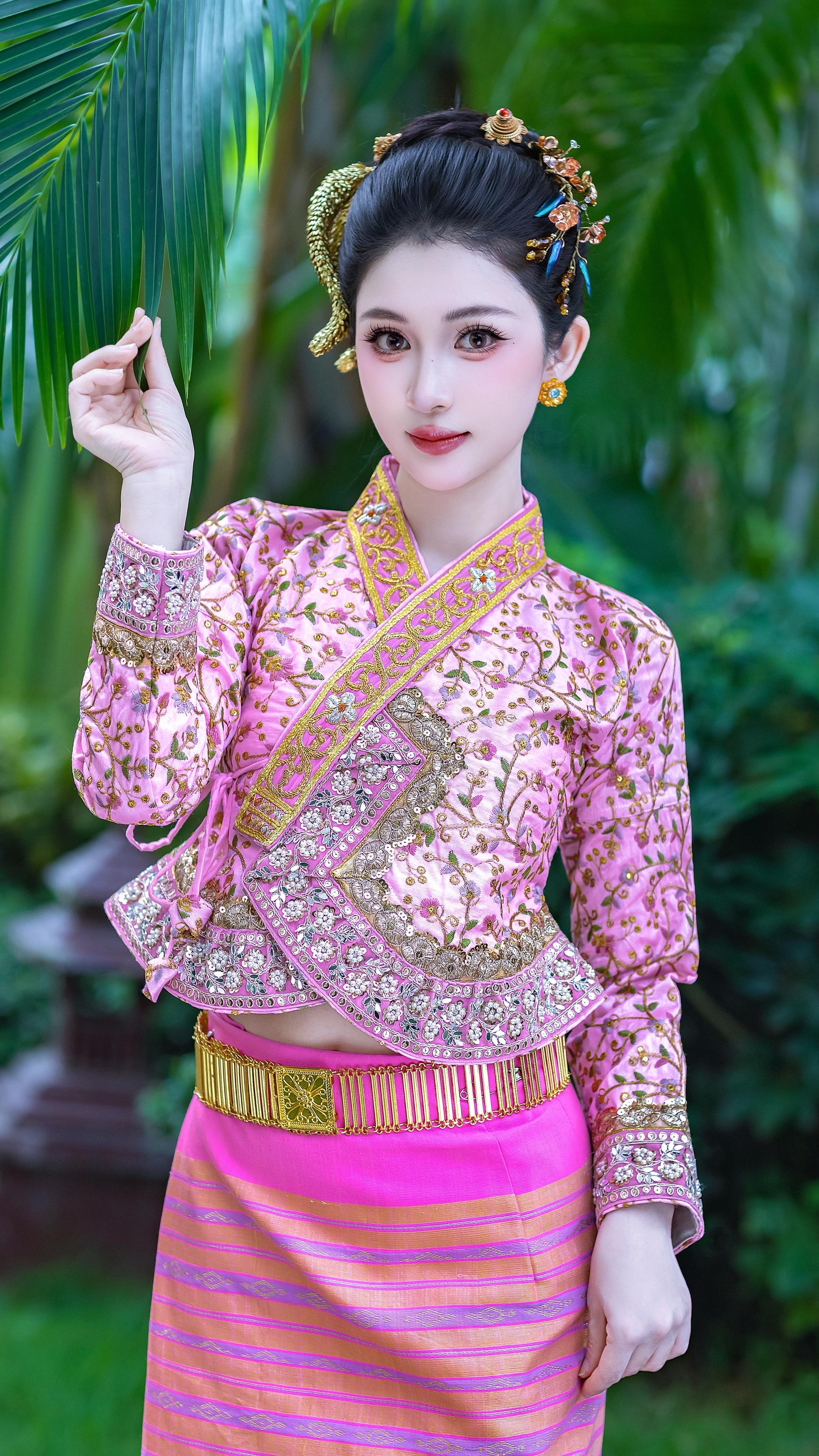 穿粉色赴泼水节的约。