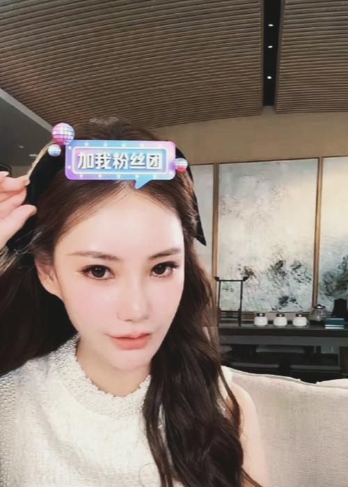 豪门媳妇生完孩子就直播，这事大家都在看。
月子里不去静养，反倒天天对着手机凑。有