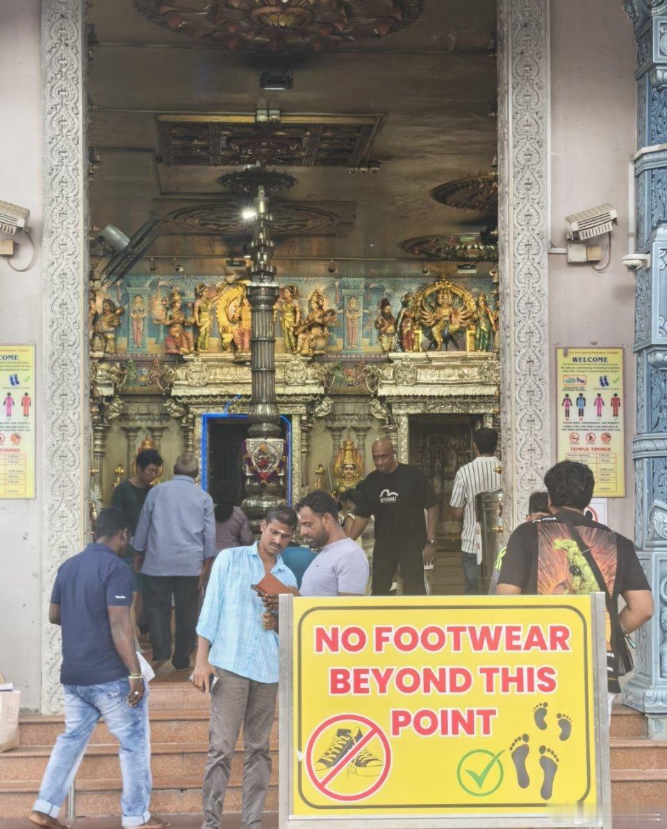 新加坡街头堪比印度本土集市新加坡的印度人是真挺不少的，而且还有小印度。本来就是巴