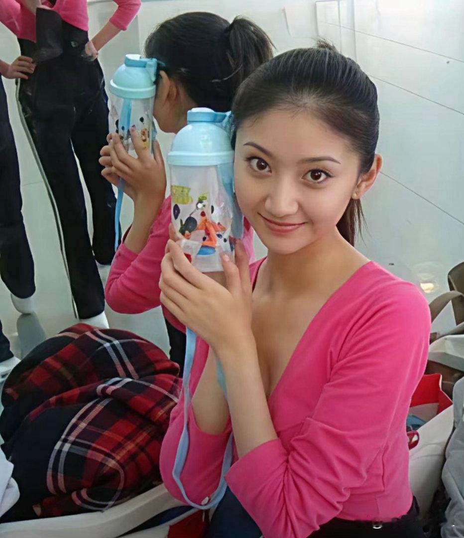 回看景甜学生时期的模样，青涩灵动，满满的青春少女气息。 ​​​