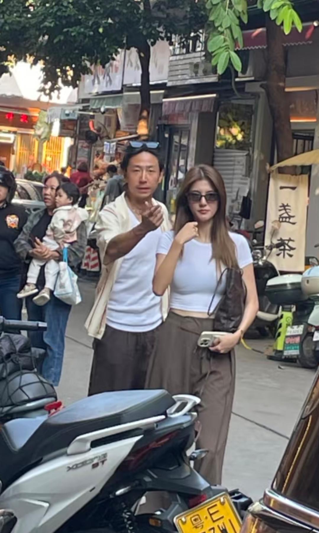 顺德老街偶遇吴千语施伯雄，这对也太甜了吧！俩人穿得清清爽爽贴在一起走，她笑到眼睛
