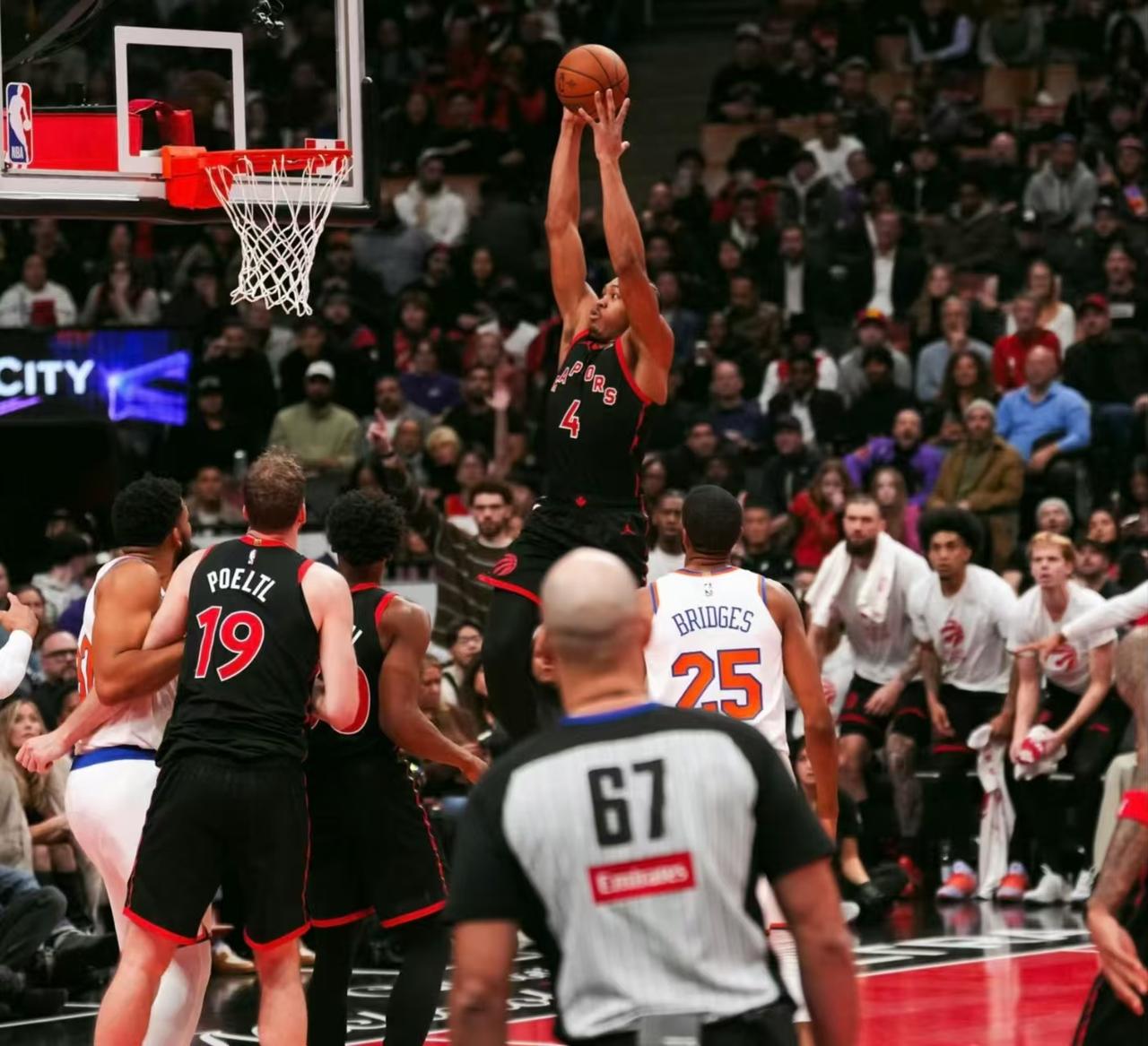 5人合计10中0，猛龙的替补上半场要创纪录了。
首节英格拉姆对飙布伦森，一场对攻