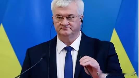 乌克兰外长宣布：凡购买俄罗斯石油的国家，不得参与乌克兰重建。
 
这话听着挺硬气