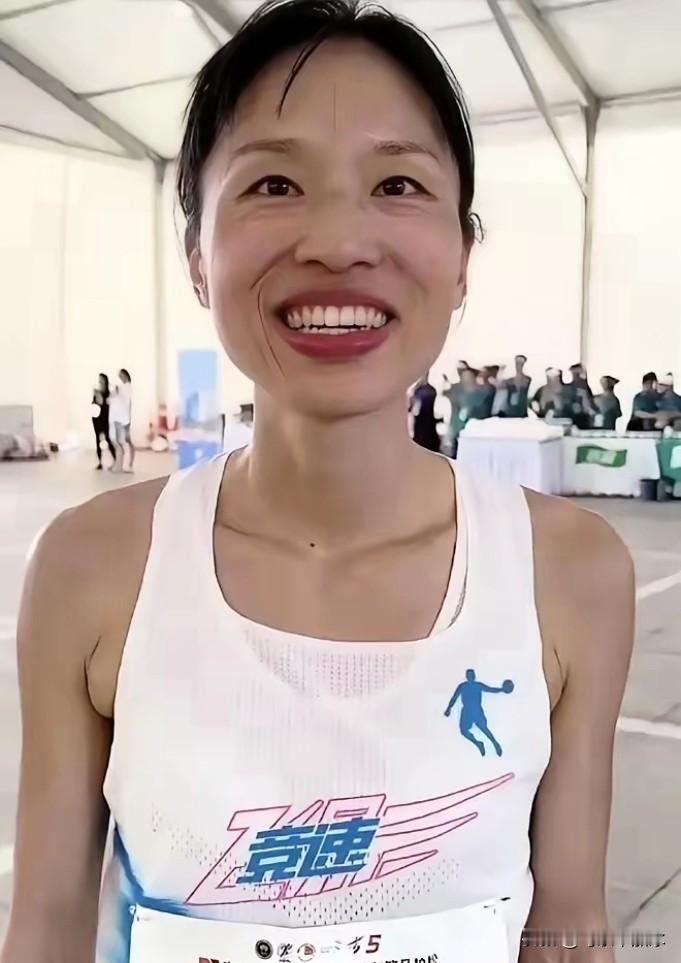 白岩松在那儿感慨“勃勃生机”，看得我直摇头。

护士转岗去工会跑步，成了医院的门