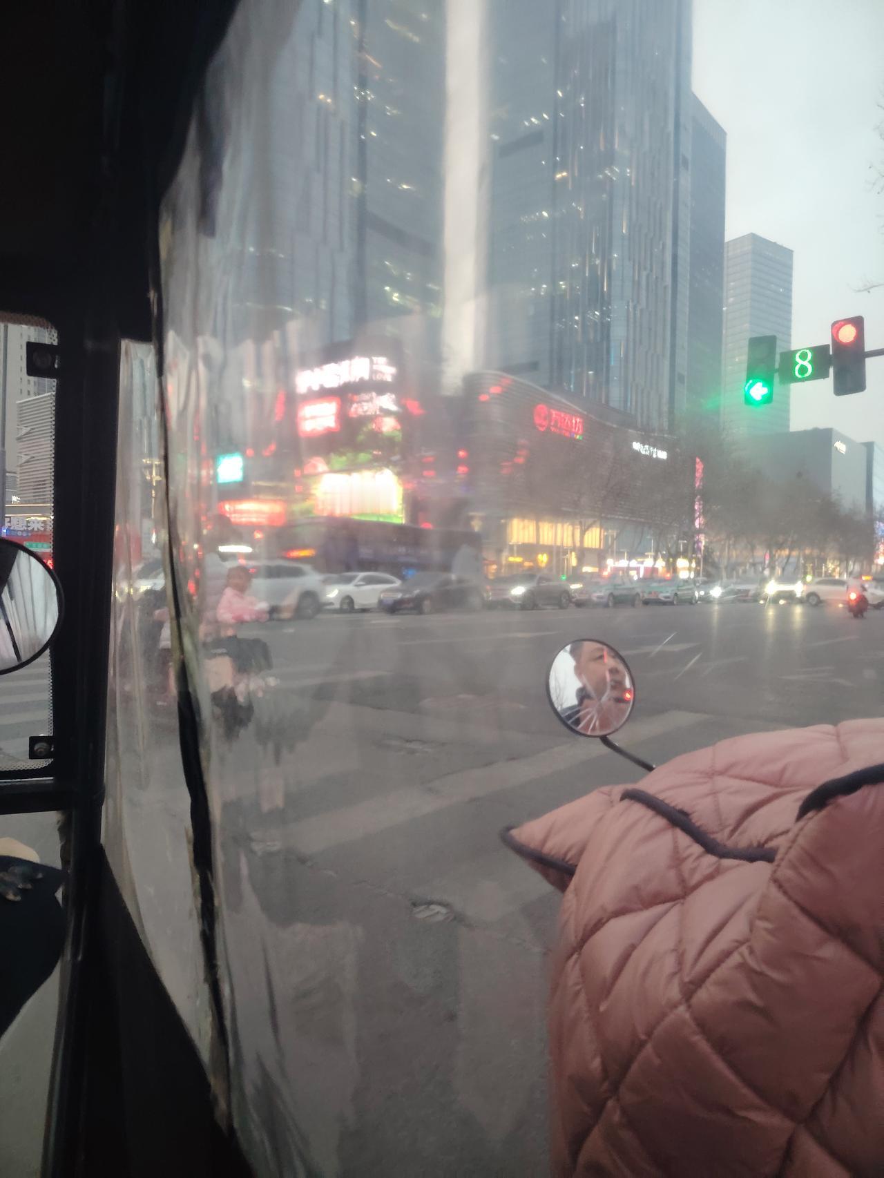 3月13日傍晚，郑州市文化路附近，一骑长三轮买冰糖葫芦的司机师傅走在非机动车道上