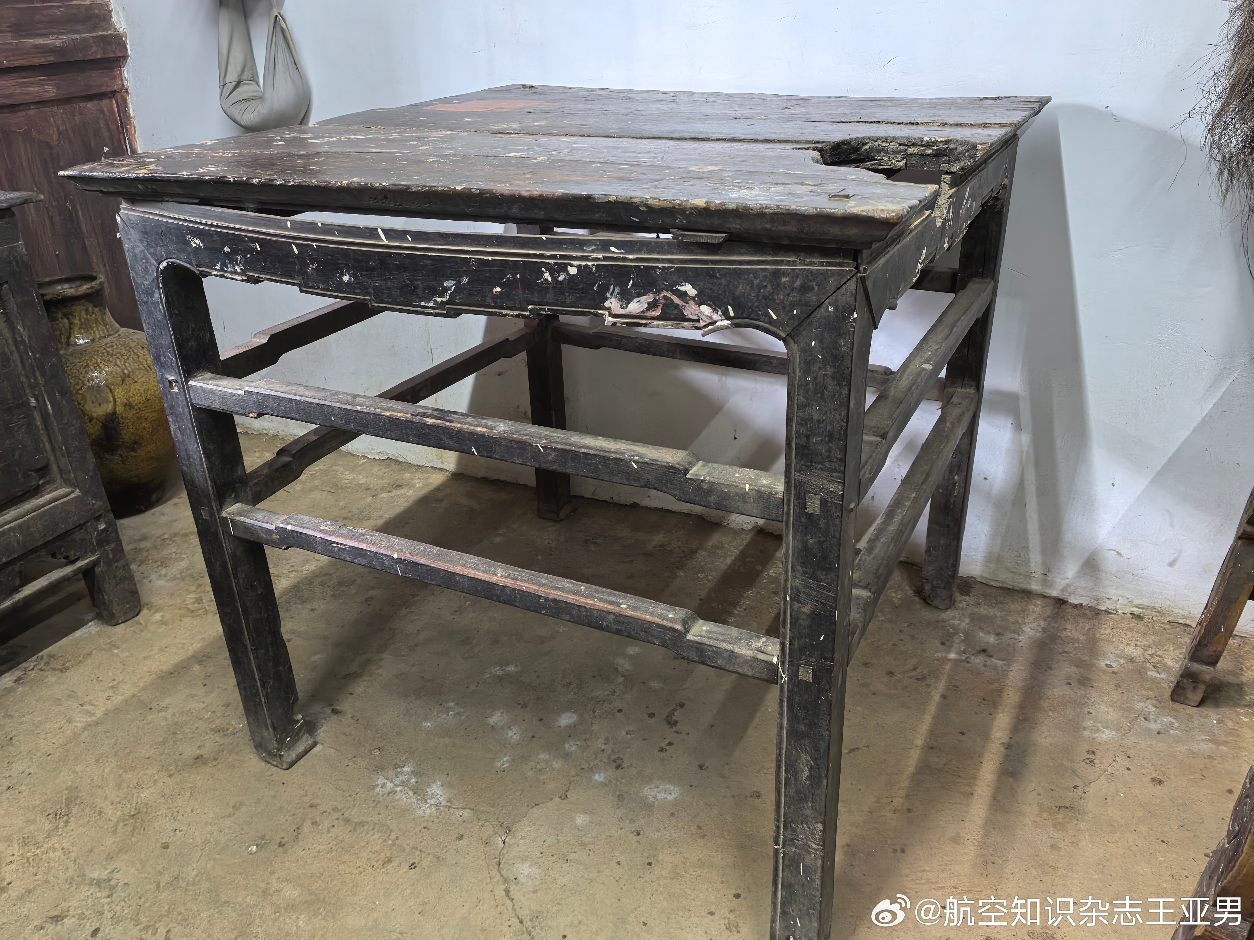 1935年，毛主席在云南禄劝皎平渡，就是在这张桌子上俯看地图，部署巧渡金沙江。在