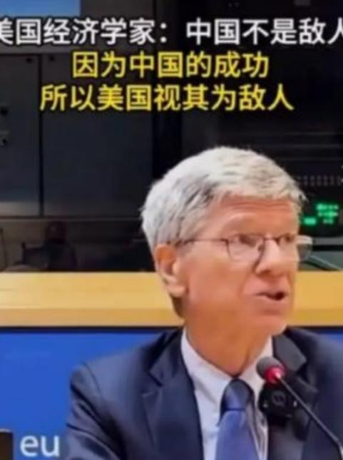 为啥美国现在死咬中国不放？有个美国经济学家说穿了：中国根本不是敌人，而是靠着真本