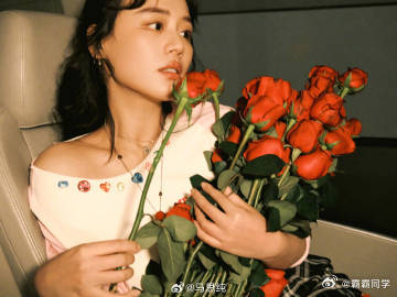 马思纯新电影爱满自溢 电影里的她像一缕温暖的阳光，轻轻照亮每一个人的心房，让爱自