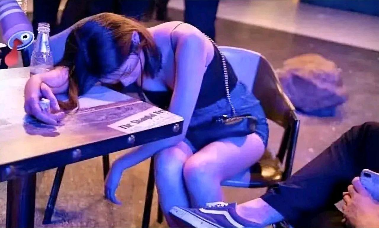 长沙一个男子在酒吧搭讪女子，然后带回家喝酒，趁女子醉酒发生关系，还在微信群里炫耀