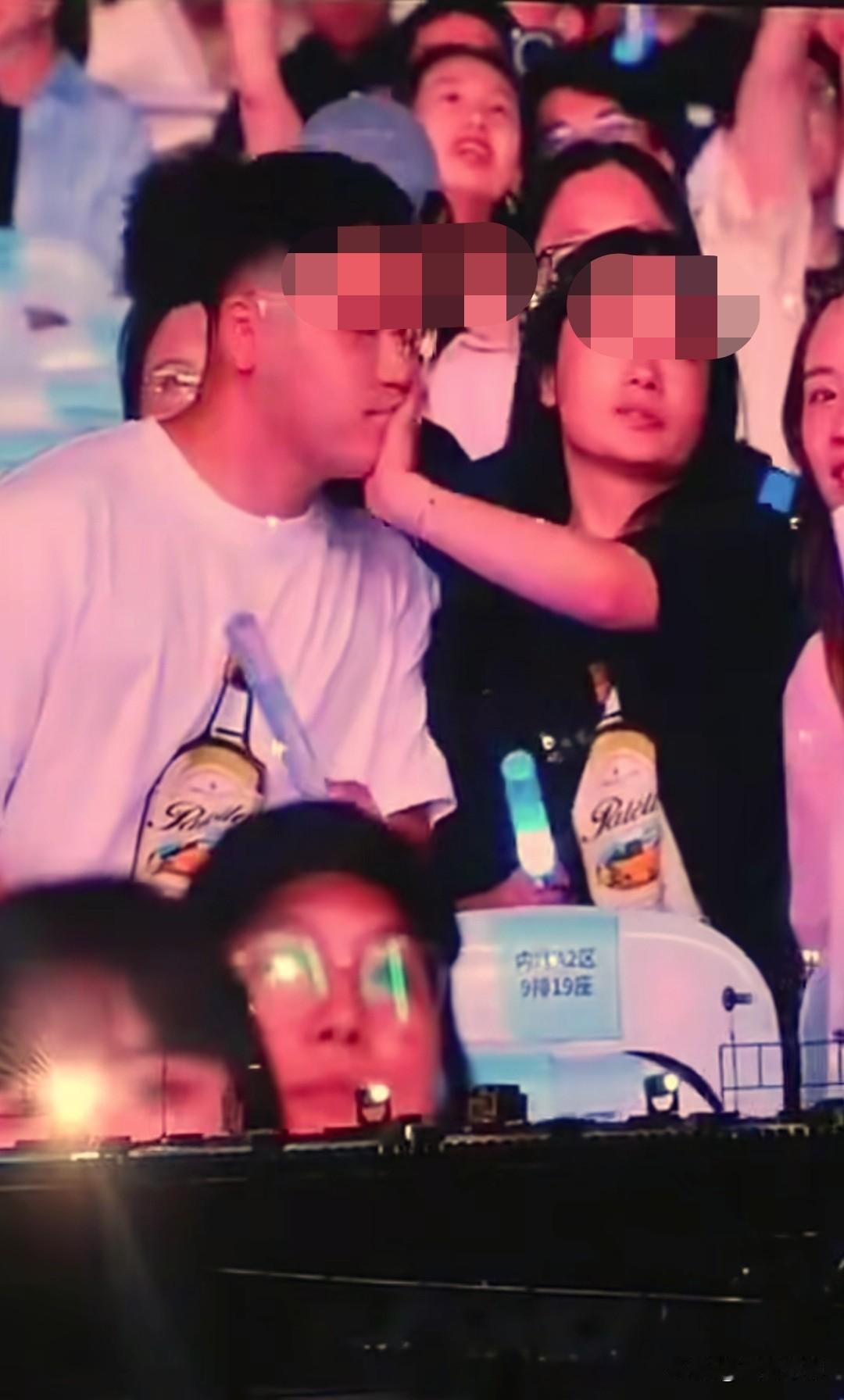 最近在萧敬腾杭州演唱会上，摄影师开启观众互动环节，镜头专门扫疑似情侣的观众，被拍