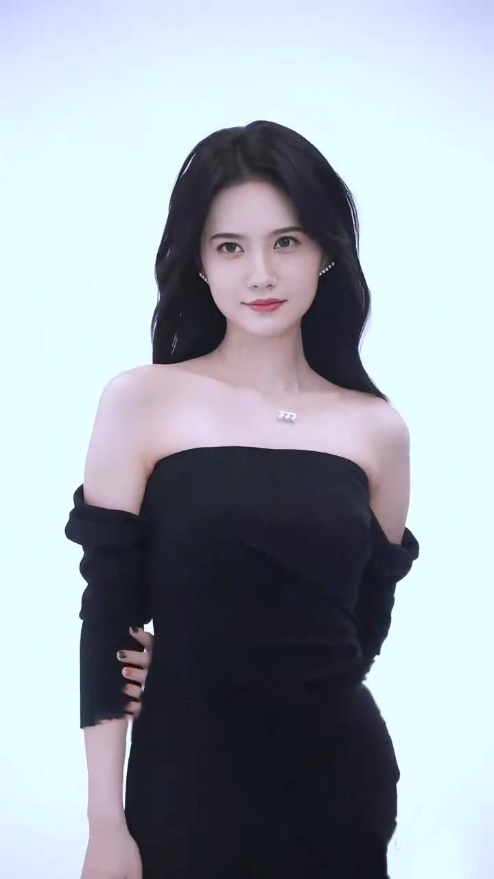 姜佩瑶身着抹胸裙，纯欲柔媚又美又仙骨肉匀称，尽显温婉女人味[比心][送自己一朵花