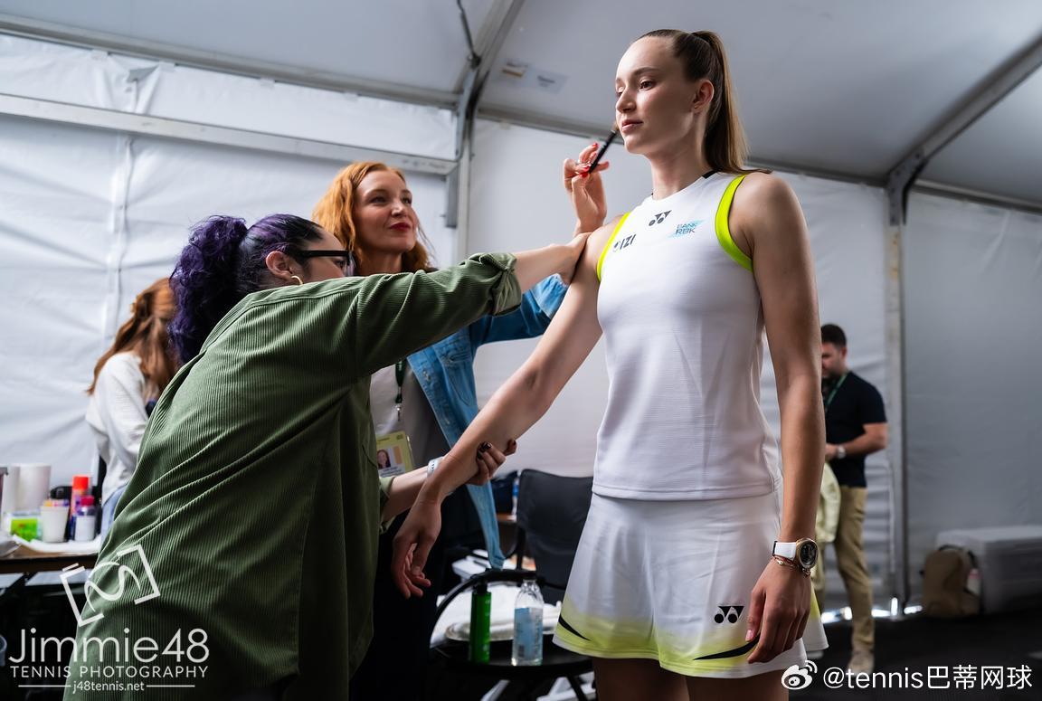 莱巴金娜今天的拍照还是老规矩剪刀手✌️，yonex这套白色无袖战袍这次比赛会用吗