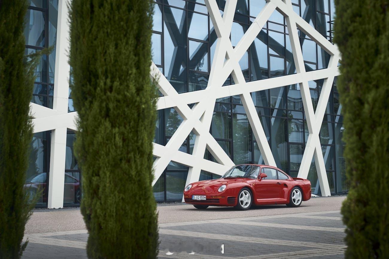 保时捷959复活渲染图 保时捷 959 是 1986 年推出的划时代超跑，是当时