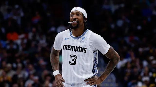 据NBA内部人士克里斯·海恩斯报道，灰熊队与肯塔维奥斯·考德威尔-波普正在寻求解