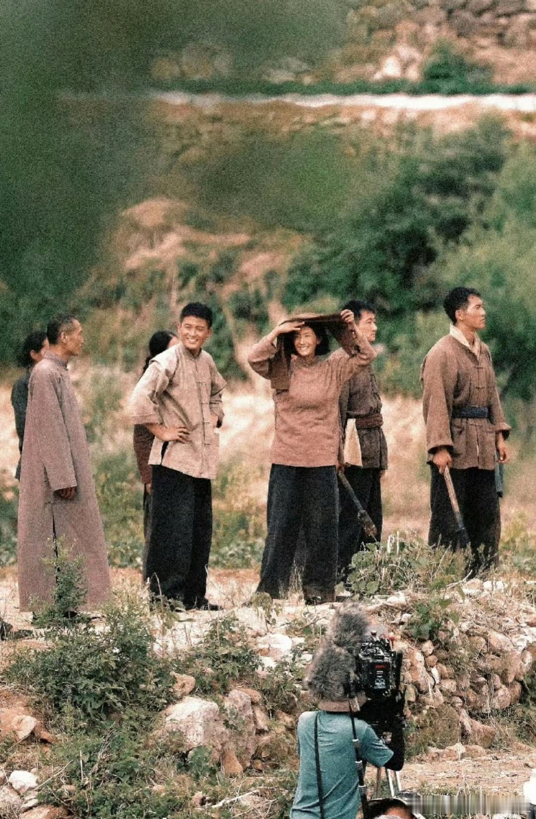 中间那个是杨幂……生万物对于她来说真的非常有转型成功的希望，拍的过程能看出来她自
