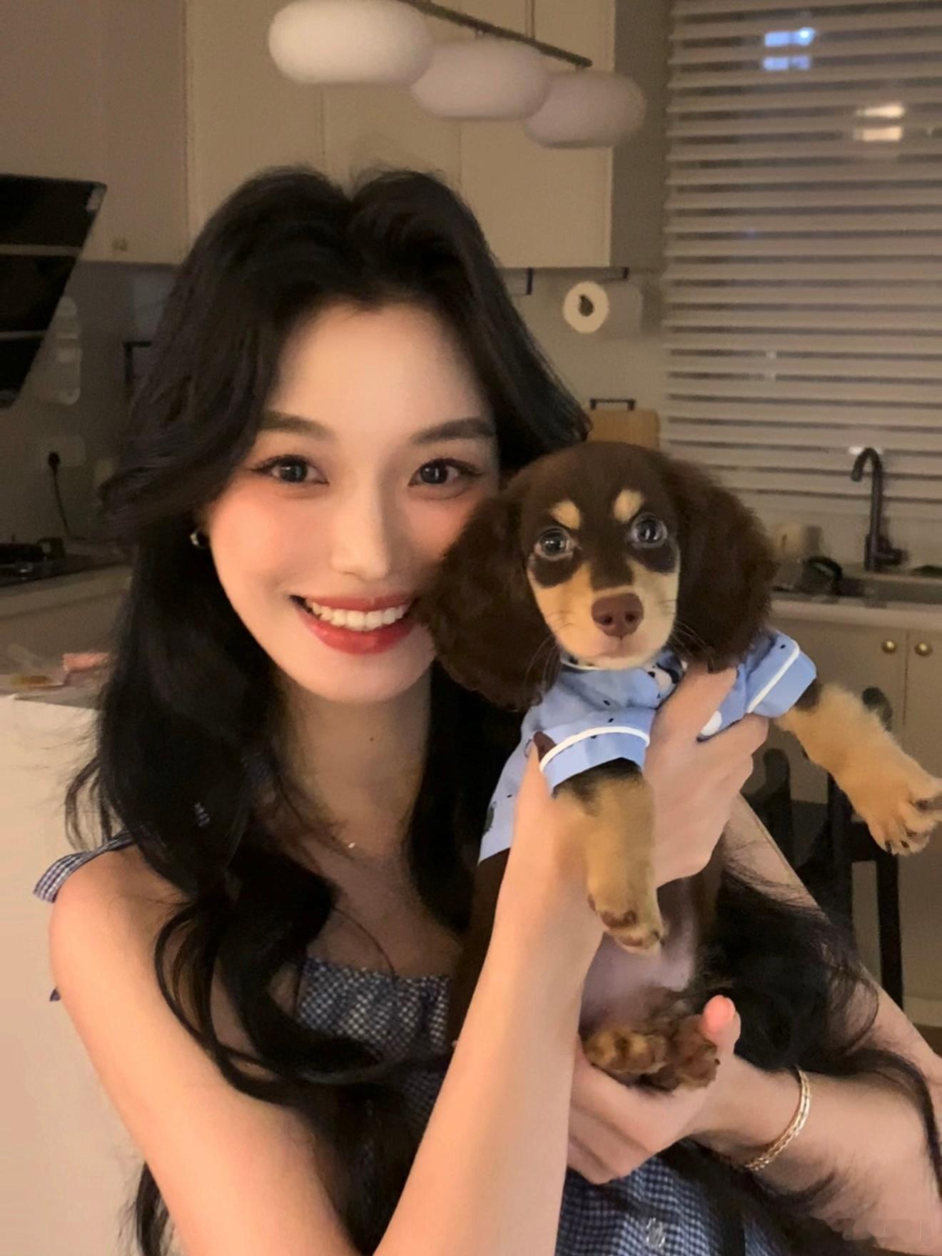 我有狗啦！现实版迪士尼小狗 是长毛腊肠哦 名字叫麻吉😚每天都会被可爱晕！！！ 