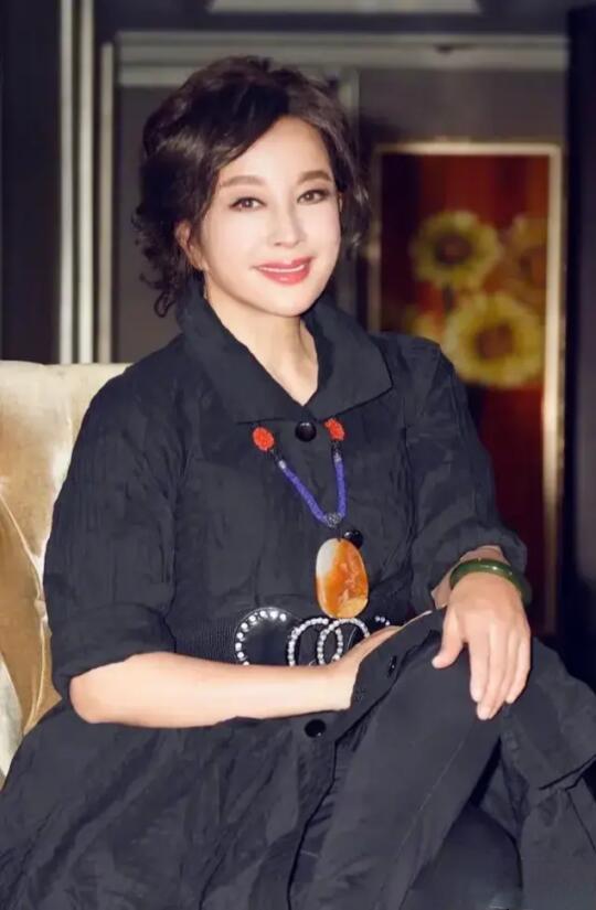 一次，主持人问刘晓庆:“你吃饭有什么忌囗吗？”刘晓庆摇摇头:“我不忌囗...