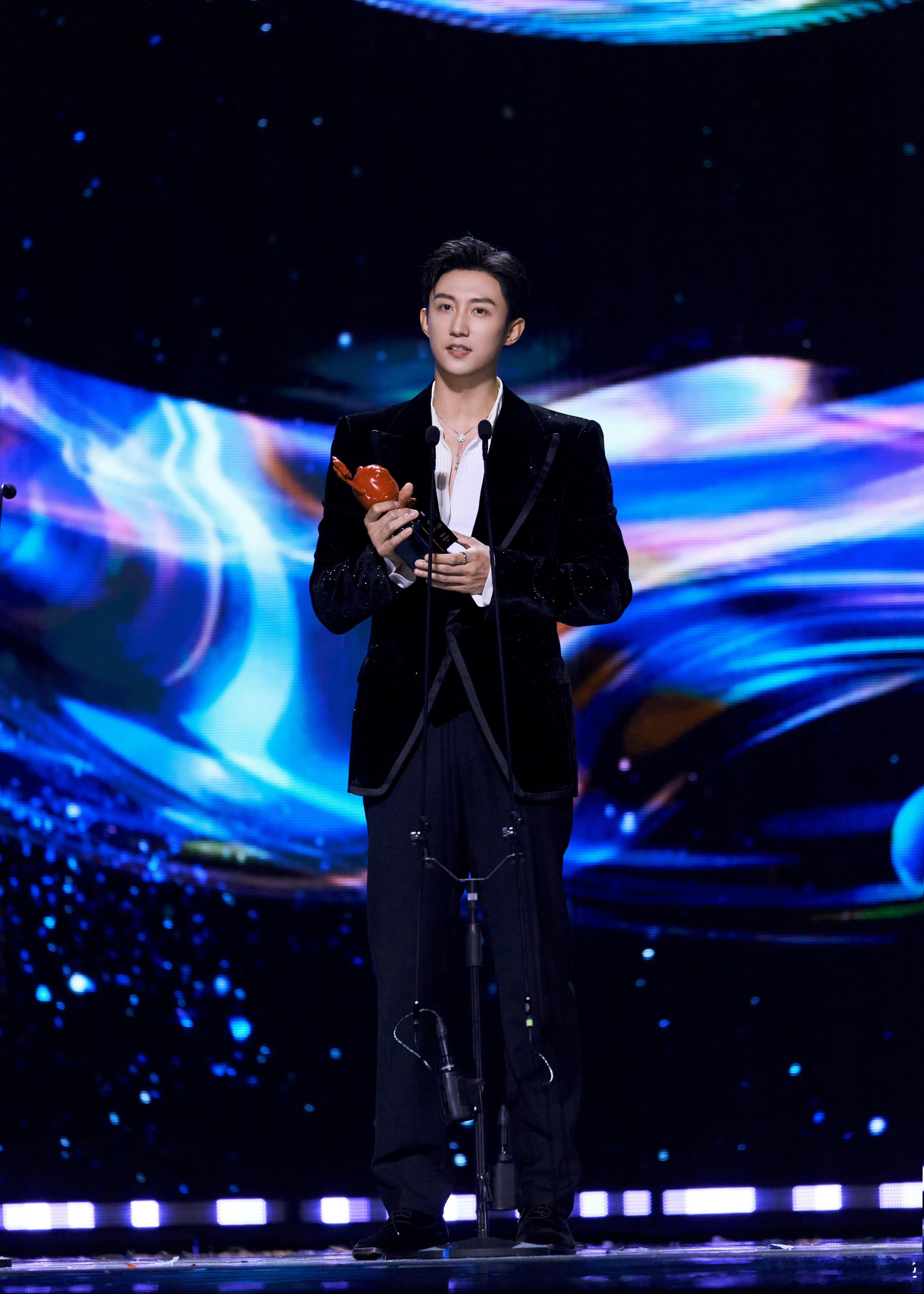 黄景瑜爱奇艺年度魅力演员我只能说真正出挑的人，只需要一个站在观众面前的机会，他就