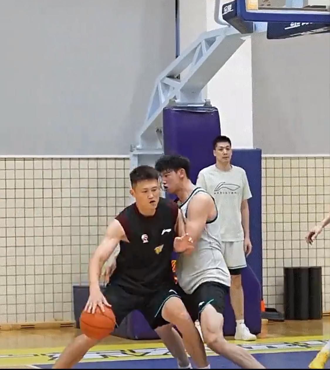 老将周鹏参加广东宏远男篮队内训练，一丝一毫都是非常认真，真的是老骥伏枥，志在千里