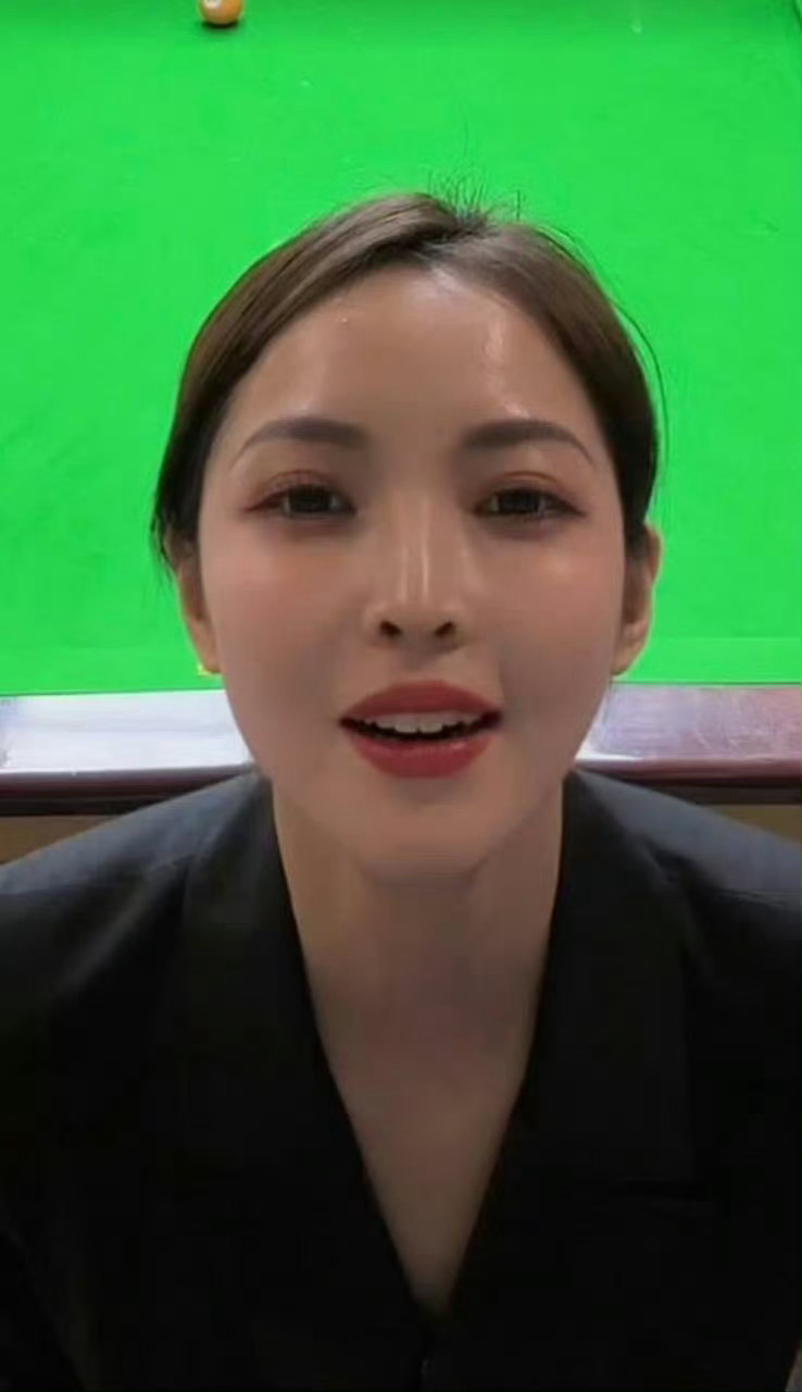 趴在台球桌上认真工作的王钟瑶谁回不爱呢