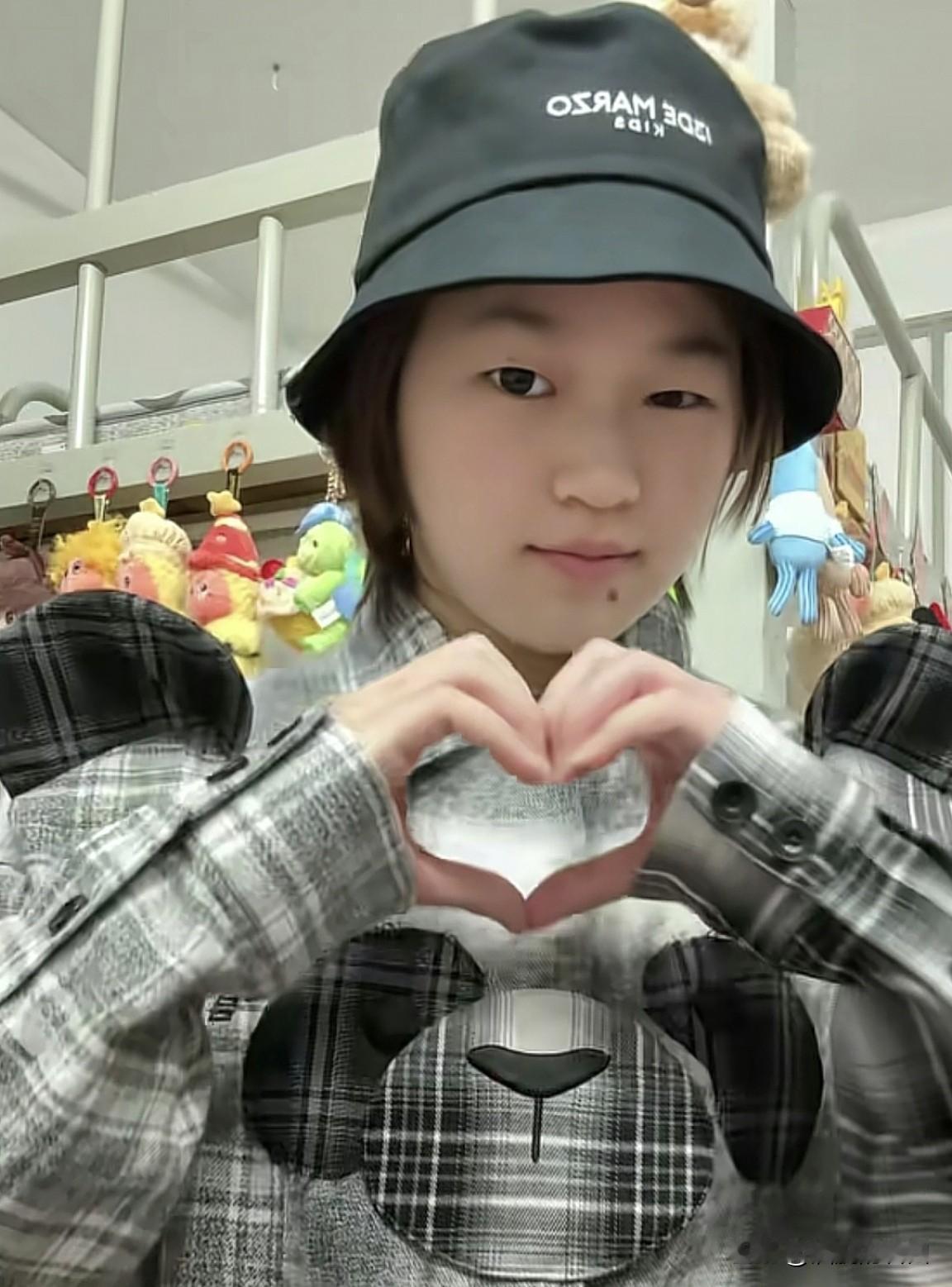 要说全红婵变了，
确实也变了，“婵宝宝长大了”。
要说她没变，也没变，
依然是那