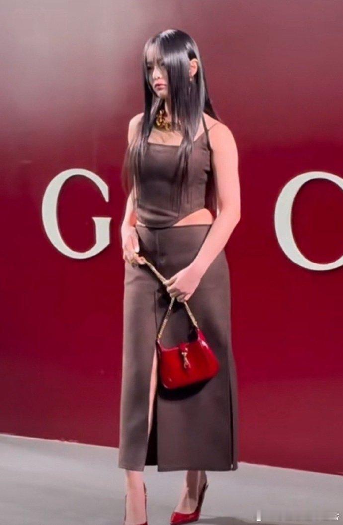 韩网：new jeans的成员们，拜托你们减减肥吧！不能因为还在生长期就放纵……