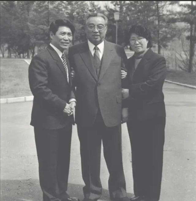 1985年，50多岁的张金泉，接到特殊通知：金日成邀请他和妹妹访朝。抵达后，他才