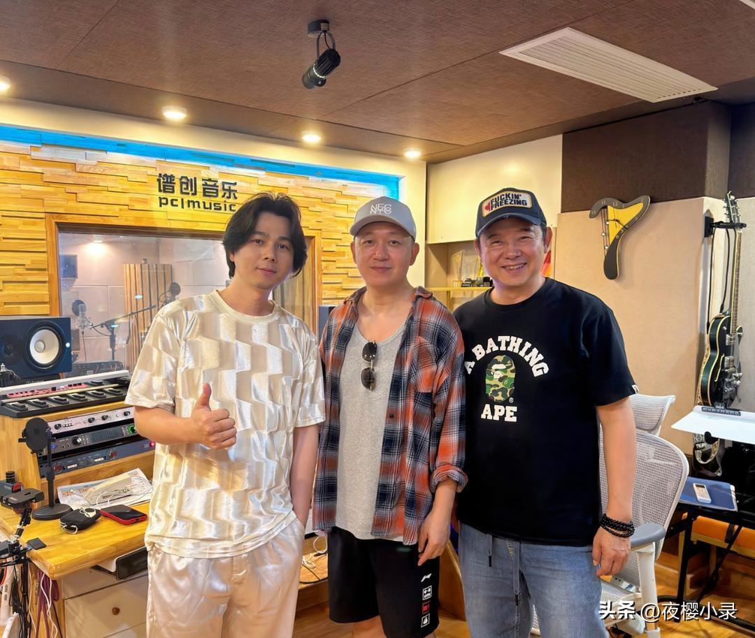 51岁潘粤明现身海南三亚参观好友的音乐工作室，他穿着格纹衬衫，戴着鸭舌帽，脸部圆