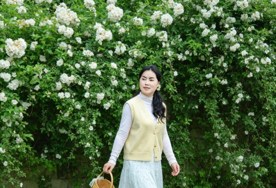 今年春天最想实现的心愿想像过无数次置身于花海的场景，当我走在这堵盛开的白色蔷薇花