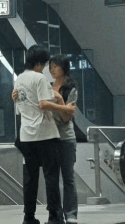 难舍难分情依依