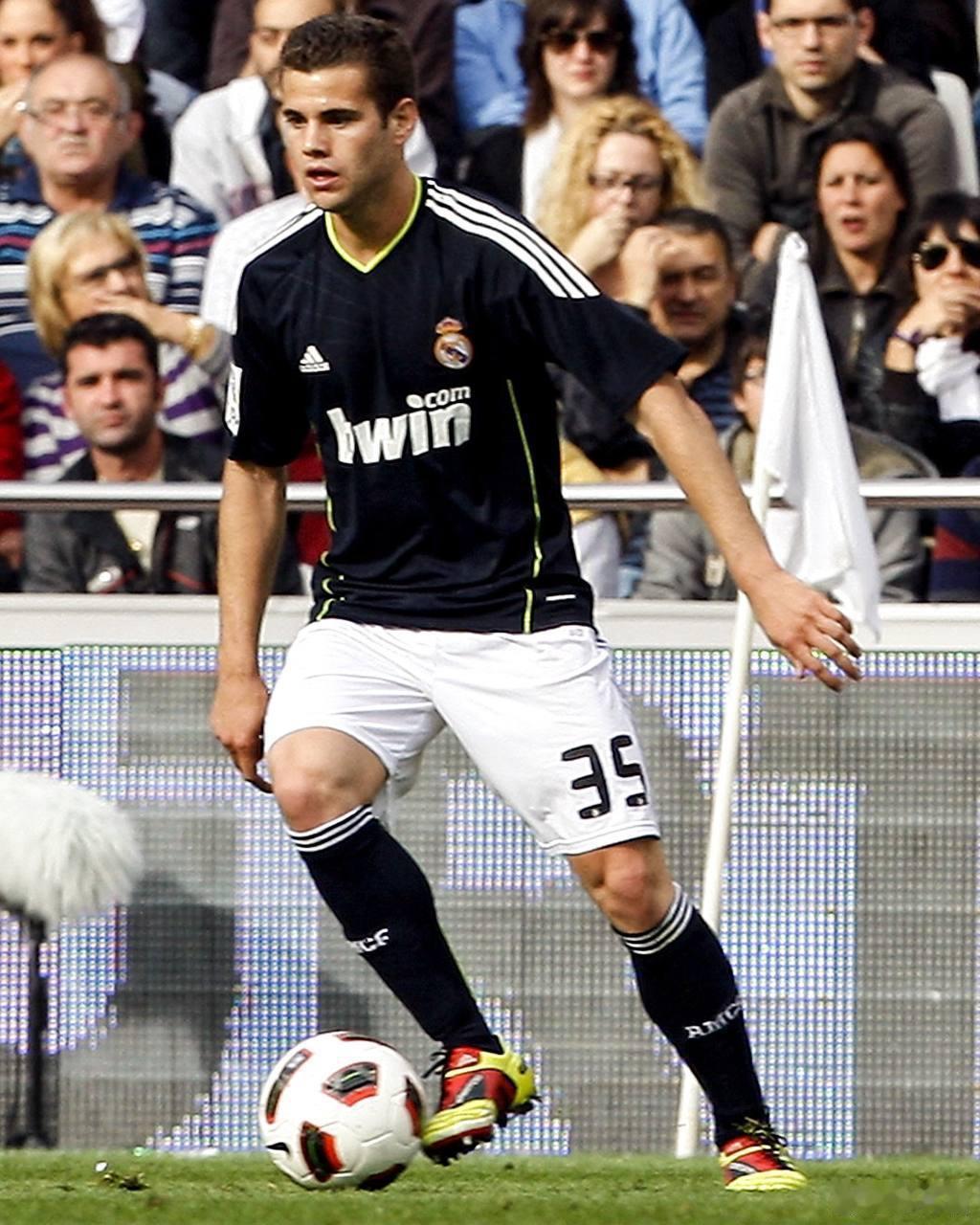 皇马 15年前，纳乔·费尔南德斯在马德里竞技一线队完成了首秀。那场比赛是在梅斯塔