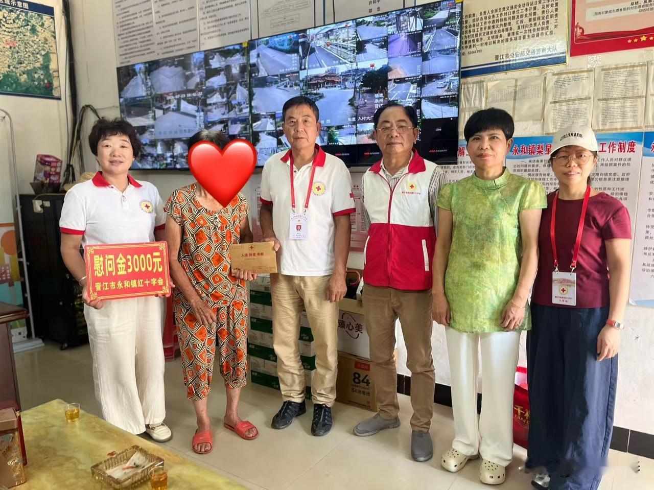 晋江市永和镇红十字会常务理事蔡长沙同仁带队到梨星村看望慰问困难病患李**，送去3