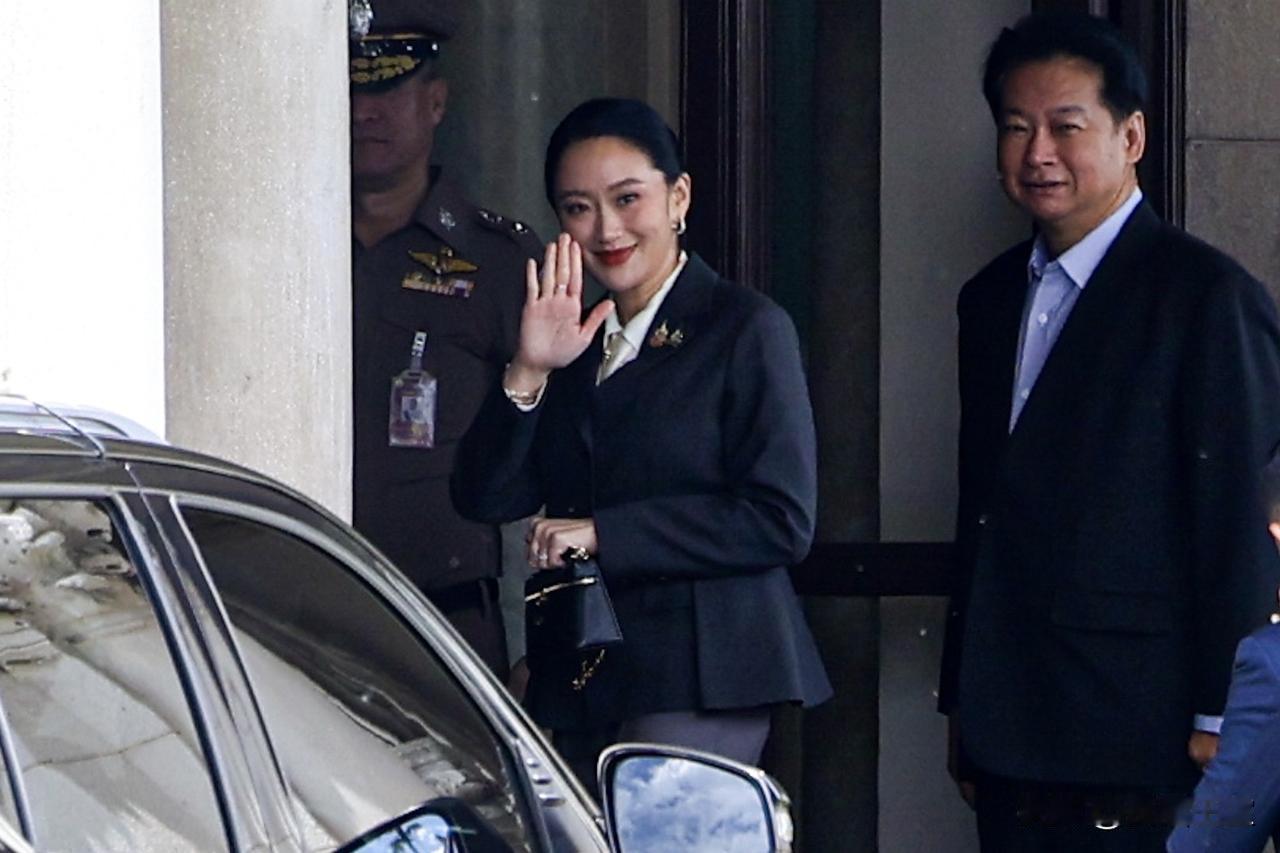 39岁佩通坦亮相了！一身黑色西装现身政府大楼！

当地时间8月29日，佩通坦出席