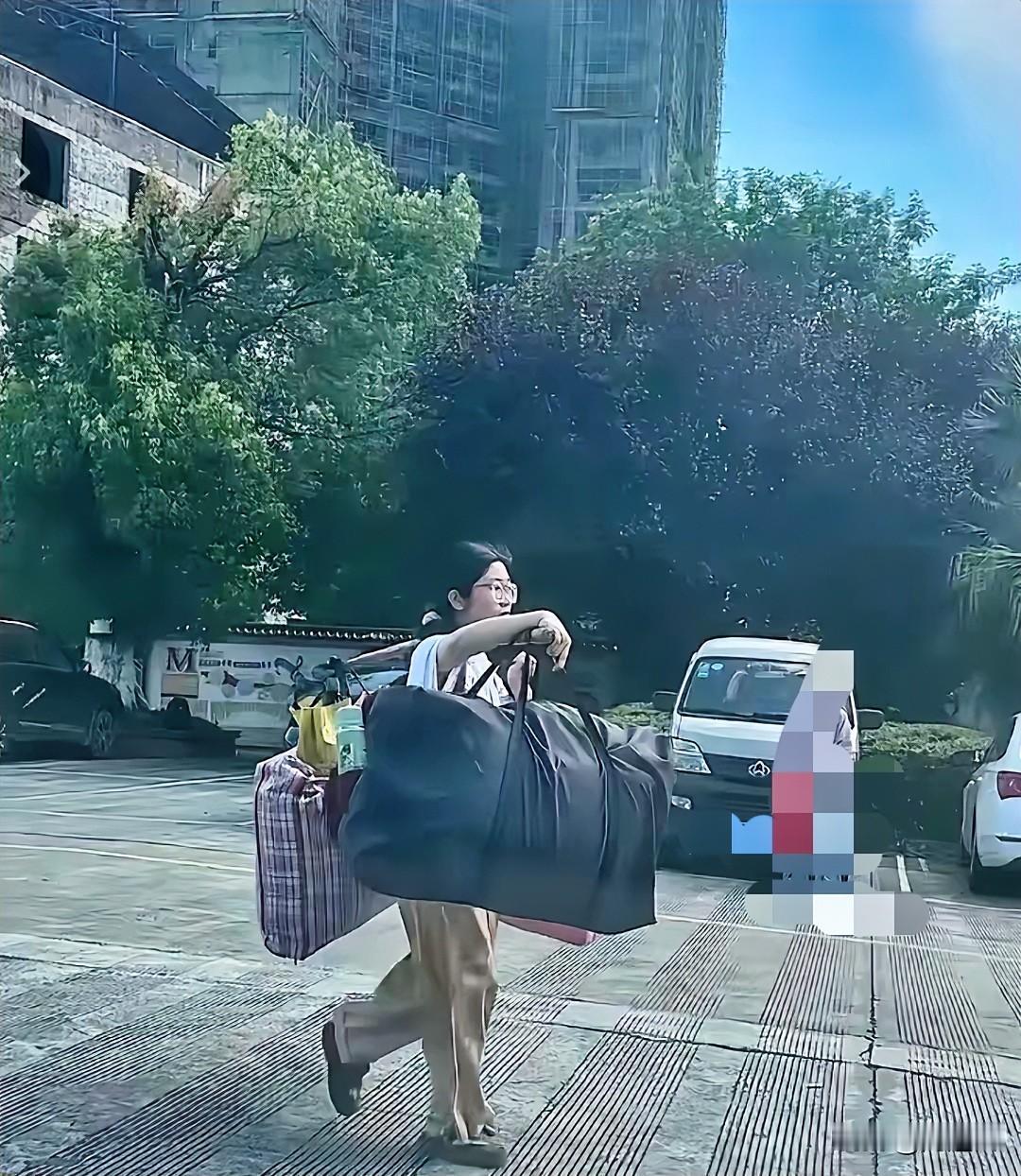 高考过后，这位女孩被网上刷屏了：这才是一位18岁成年孩子该有的样子。

如果说到