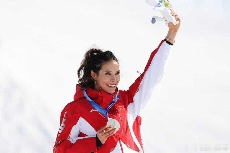 凤凰新闻【谷爱凌连续3天遭美国网友恶评，被骂叛徒恶心，本人回应太提气】中国选手谷