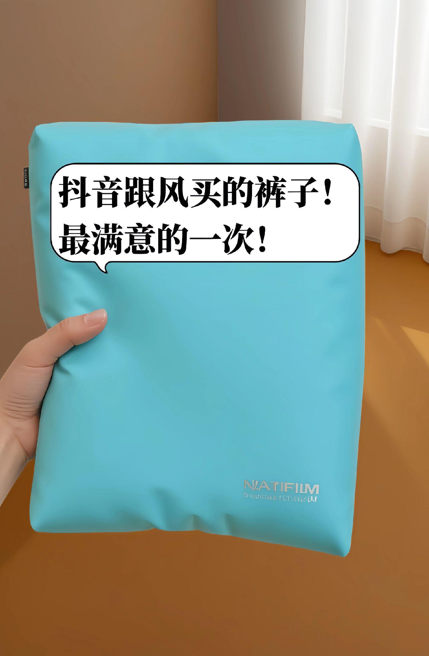 被问爆的弯刀牛仔裤。真是又酷又飒!这条裤子真的被问爆了！就真的是又酷又...