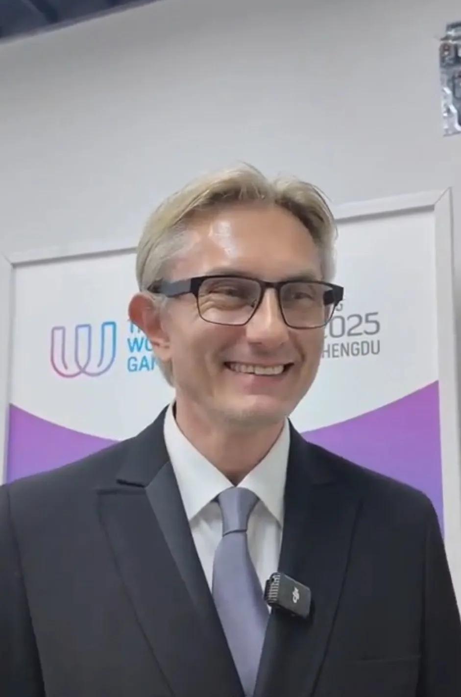世运会上火出圈的老帅哥，让你见识了什么叫着九头身的男人，如此标准的身材恐怕你从来