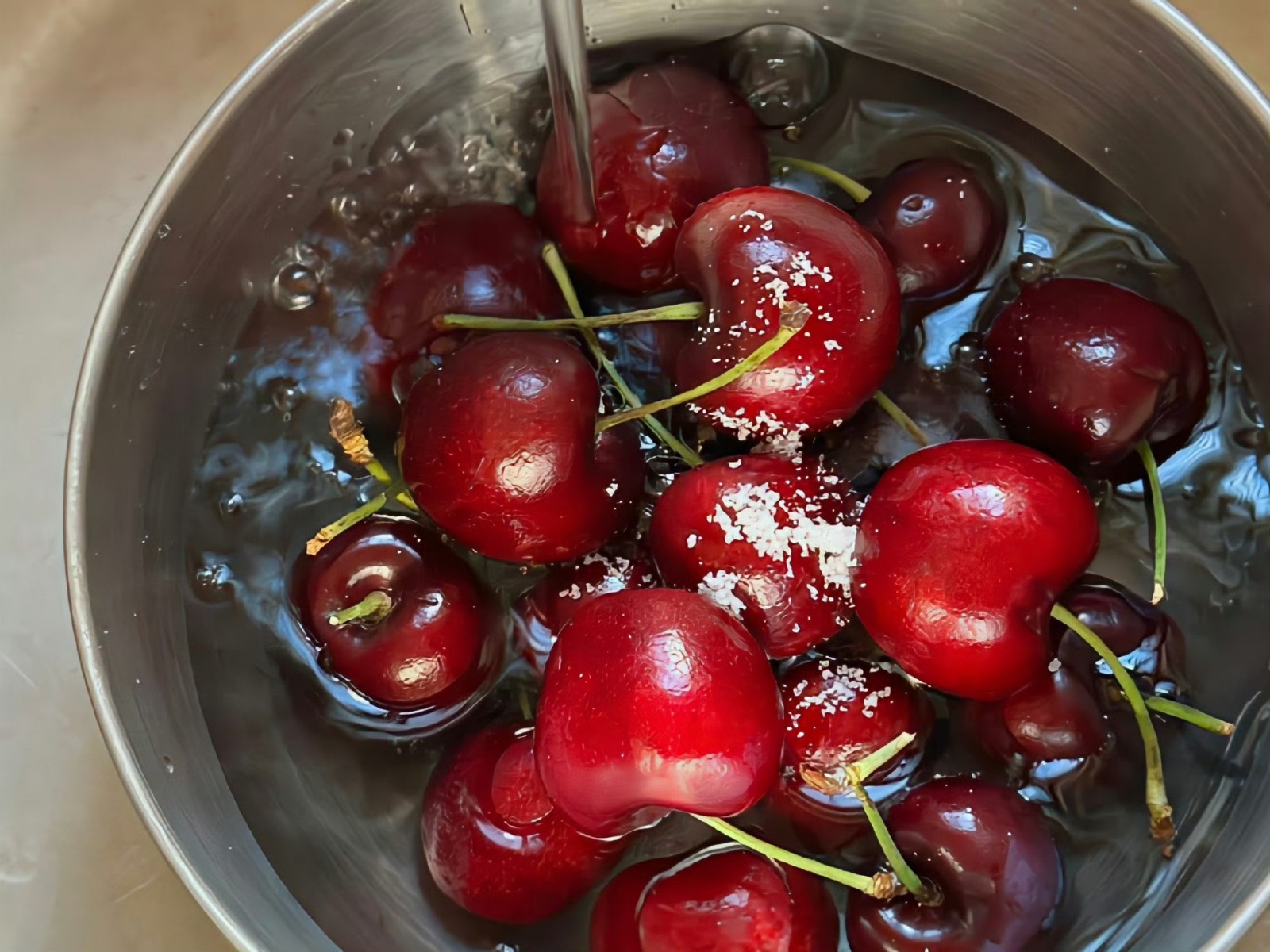 这俩月的月柱你看啊，丙寅、丁卯。都属于是木火相生的这种干支，但是总归还是有一些积