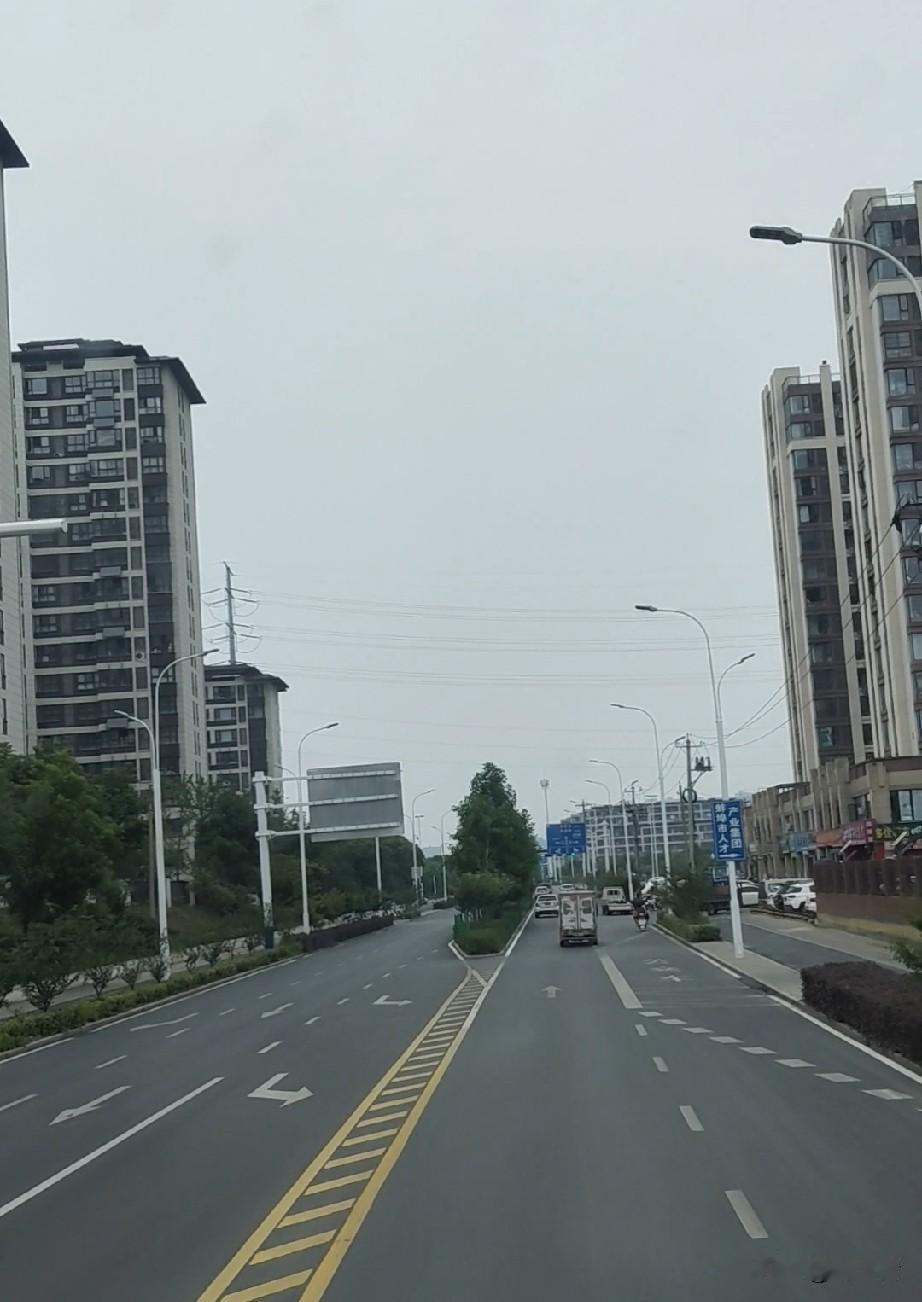拿到驾照不代表会开车。虽然科目三是考路上行驶的，但是离‘会开车’还远着呢。

有