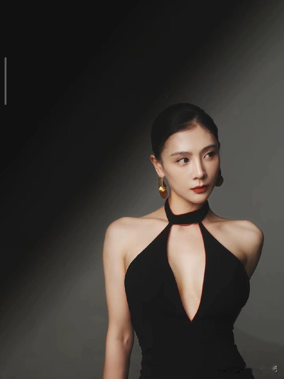 王哲林也是人生赢家啊，一家三口真幸福啊！

太幸福了，一家人得合照，没找到妻子身