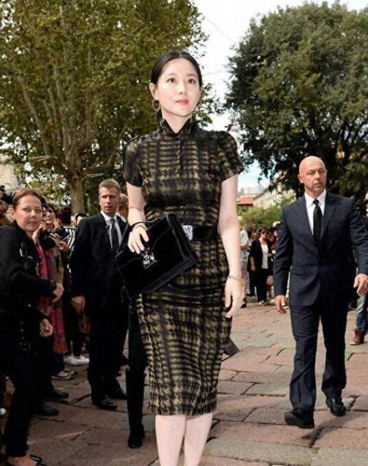 50 岁李英爱旗袍搭高跟鞋看秀尽显高贵，解析旗袍多样搭配及独特魅力