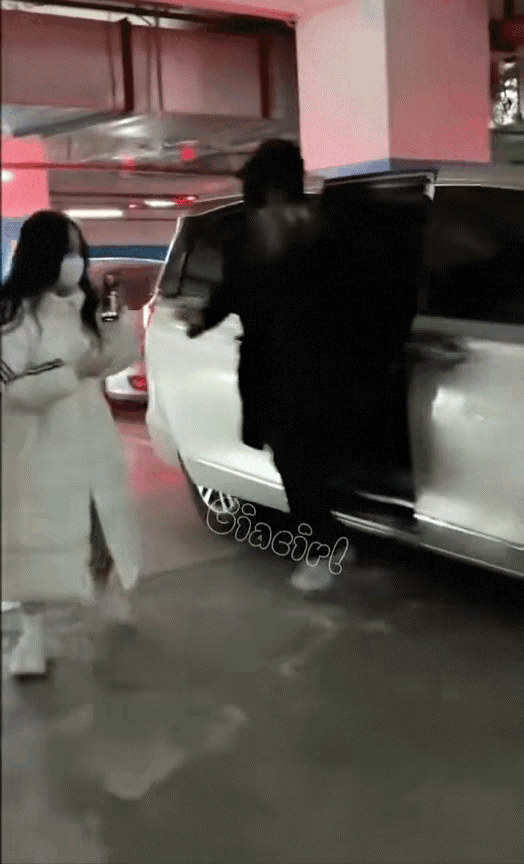 真的看不懂了灵超机场打粉丝，一把把粉丝拽到地上，看的人义愤填膺“粉丝也是人也有尊