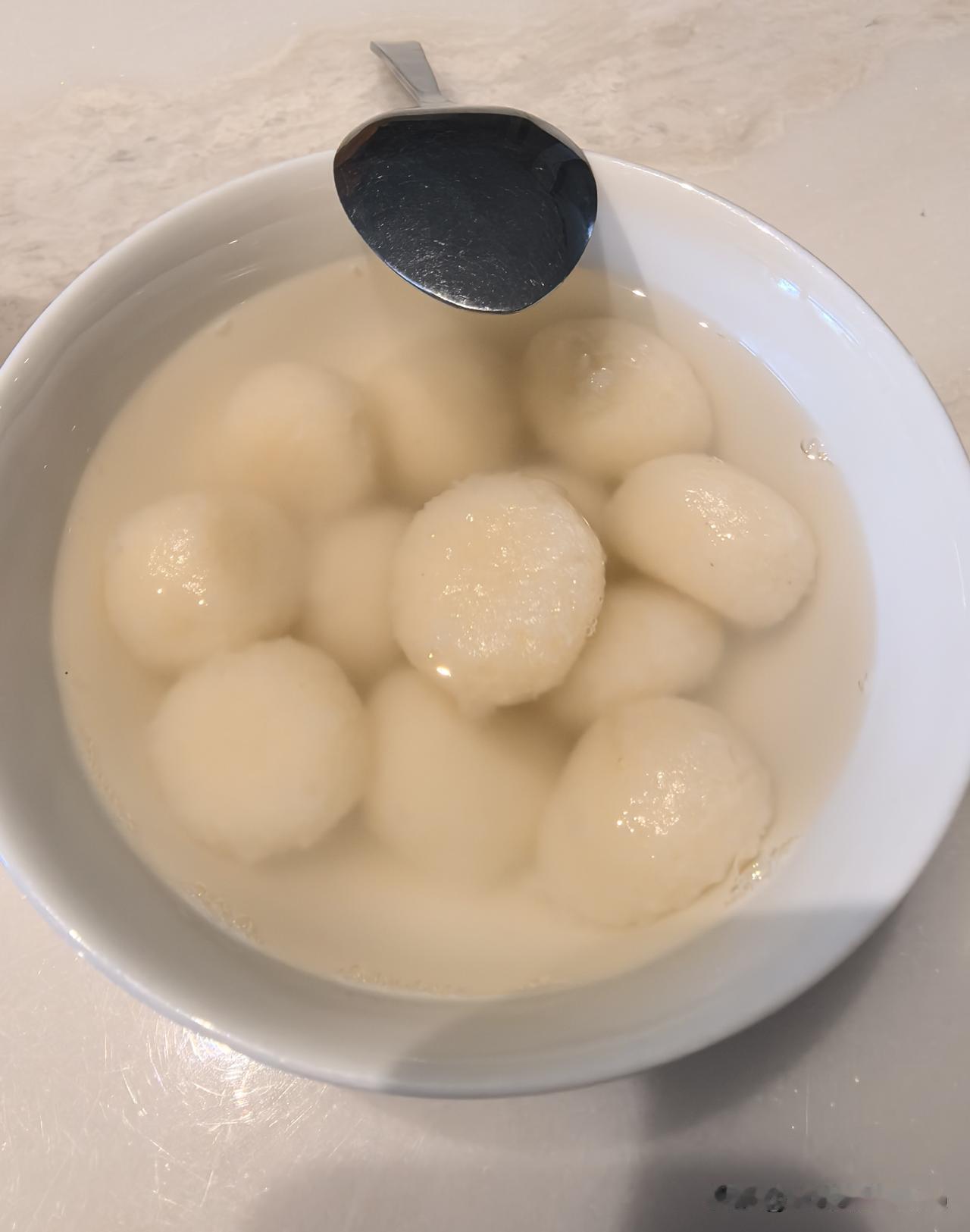 最近小家伙喜欢糯米小圆子做早饭，但他很执拗，固定只吃12颗（双六）。奶奶我想着让