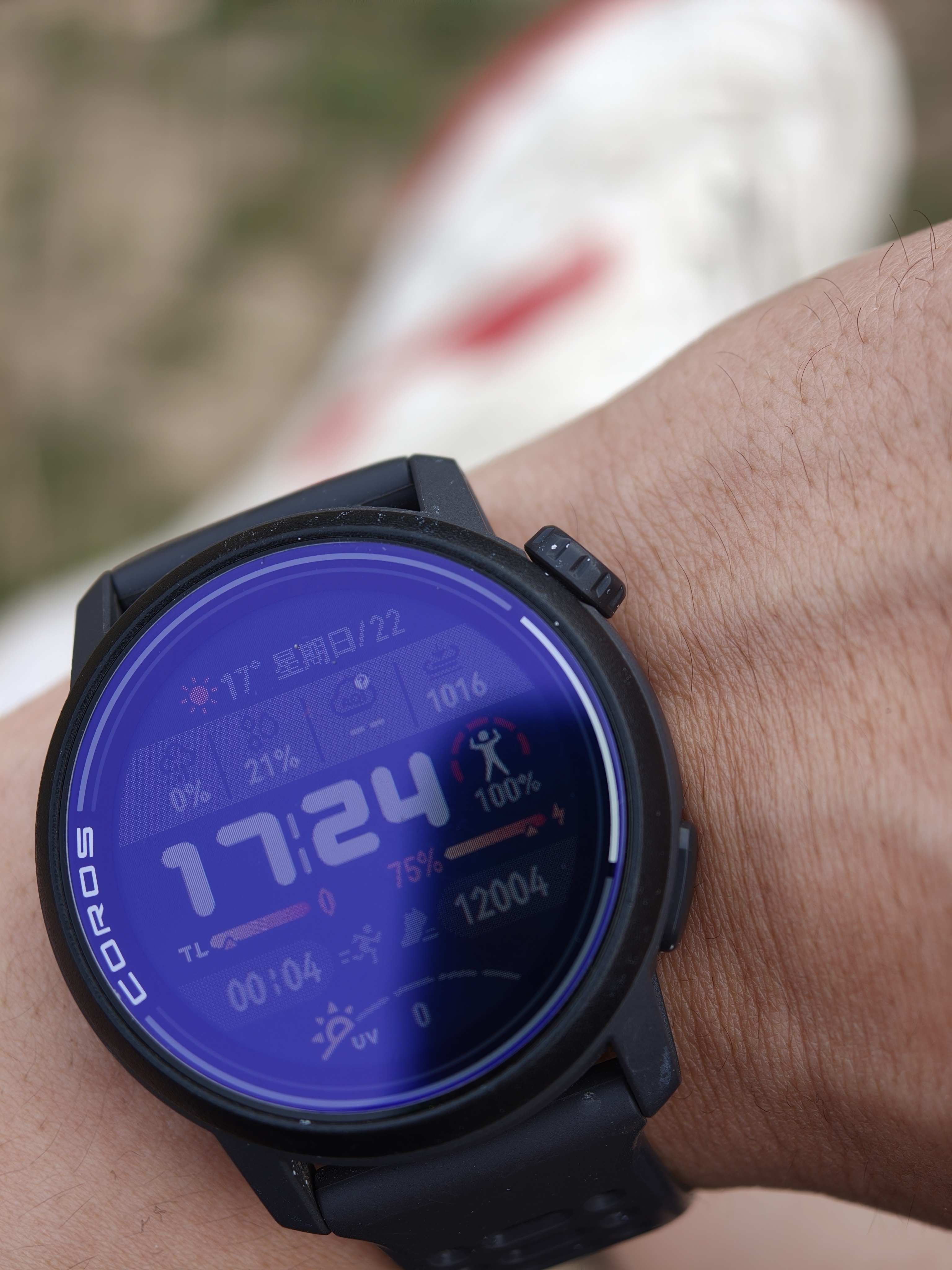 踢了一会儿球，总算凑出了一万两千步