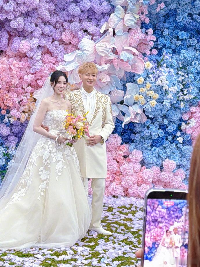 沈梦辰祝福黄子韬徐艺洋新婚快乐沈梦辰发文祝福黄子韬徐艺洋 沈梦辰发文祝福黄子韬徐