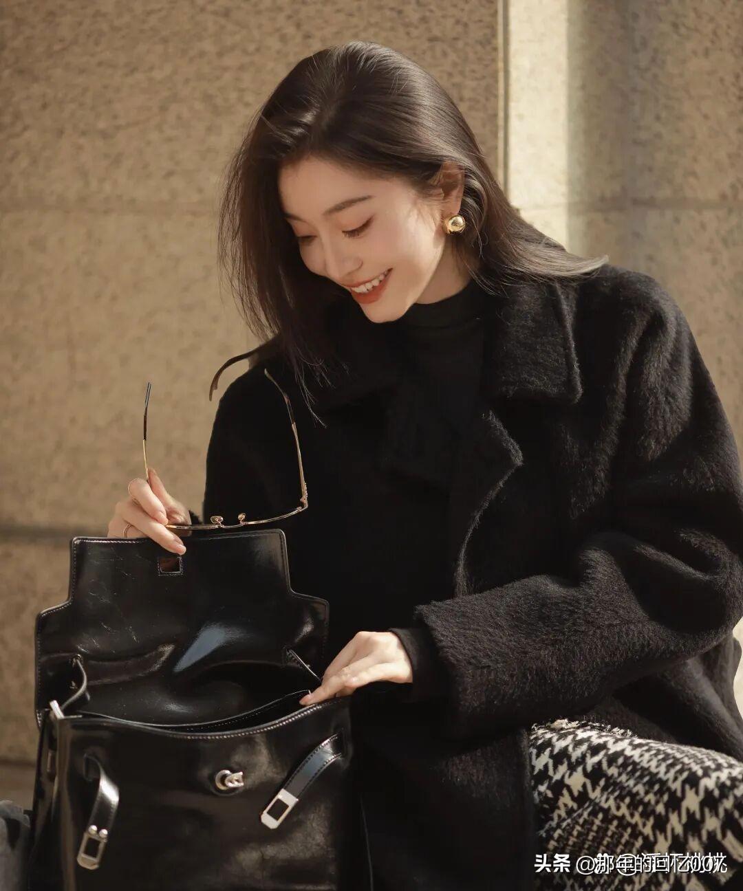 阳光开朗的人也可能被抑郁症缠上。2023年歌手李玟因抑郁症离世，让“阳光型抑郁症