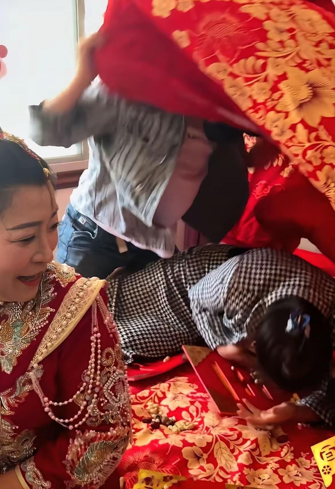 某地结婚闹伴娘，太不文明了吧？新娘还在边上，这会不会闹得不愉快？